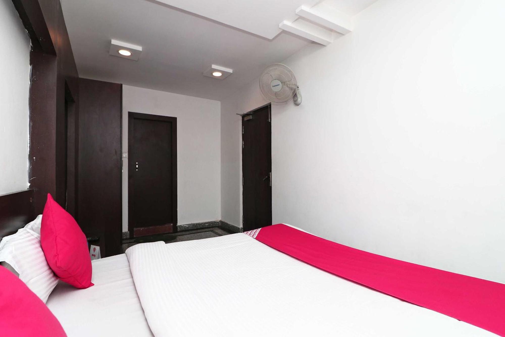Oyo Flagship Hotel Krishna Chinhat Kültér fotó