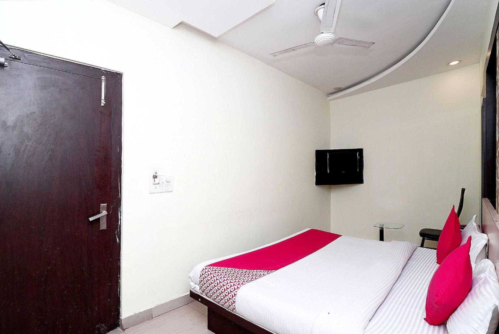 Oyo Flagship Hotel Krishna Chinhat Kültér fotó