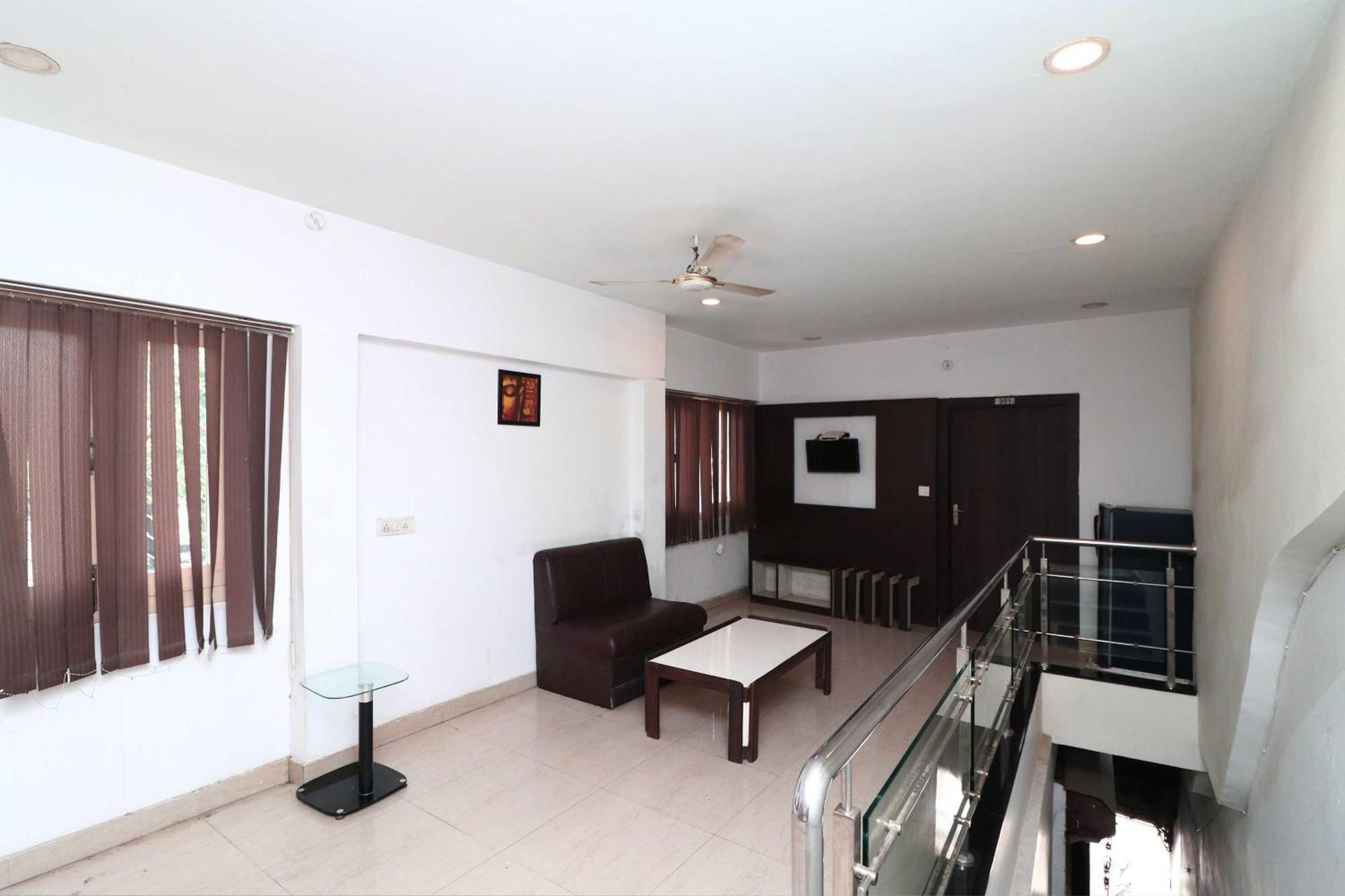 Oyo Flagship Hotel Krishna Chinhat Kültér fotó