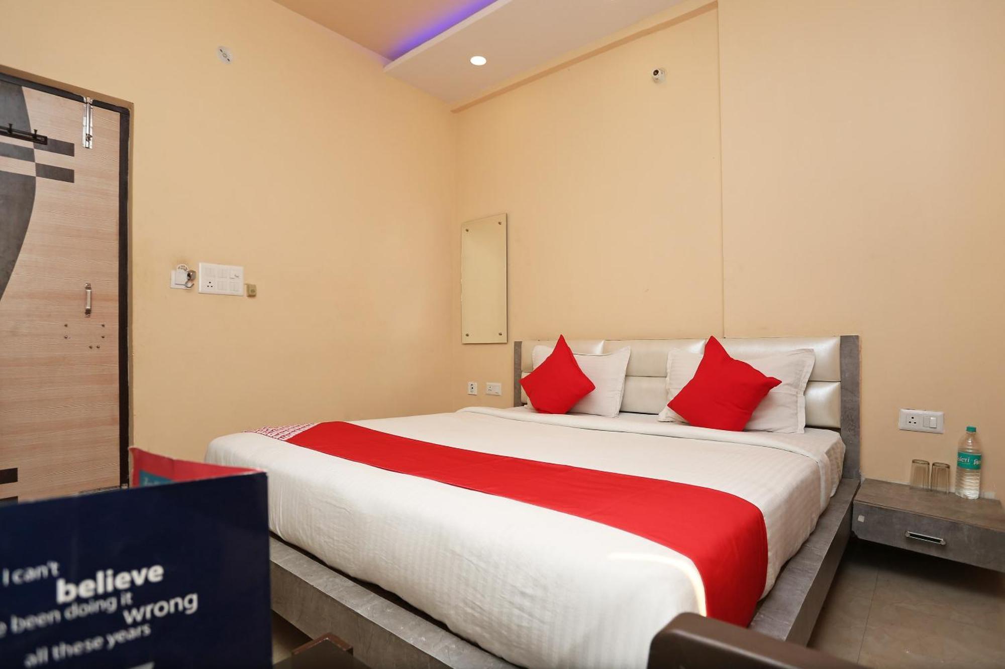 Oyo Flagship Hotel Krishna Chinhat Kültér fotó