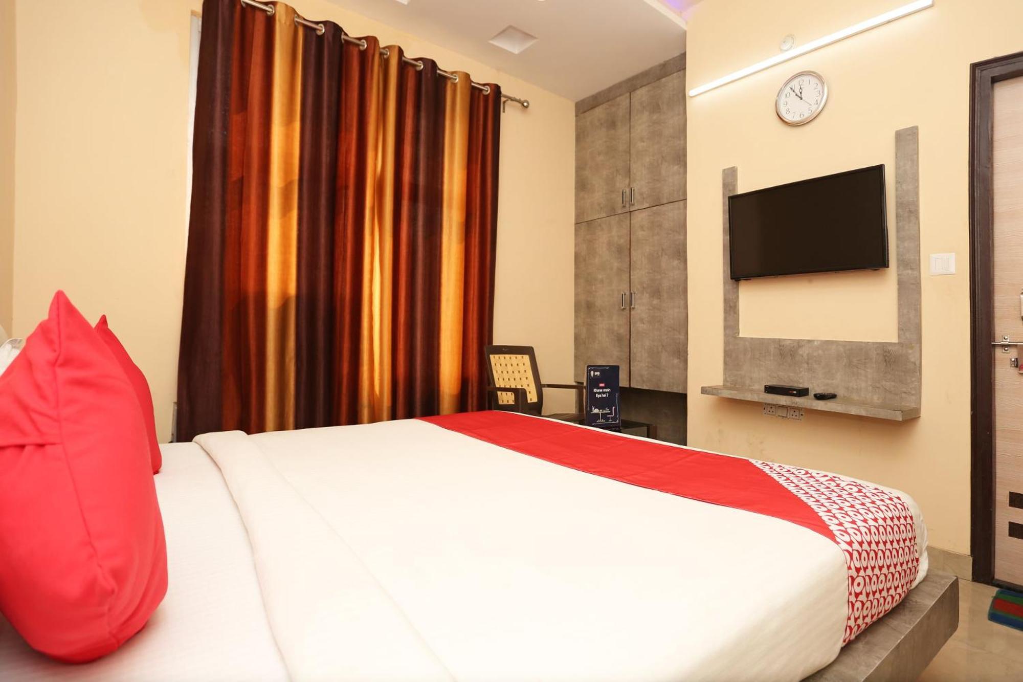 Oyo Flagship Hotel Krishna Chinhat Kültér fotó