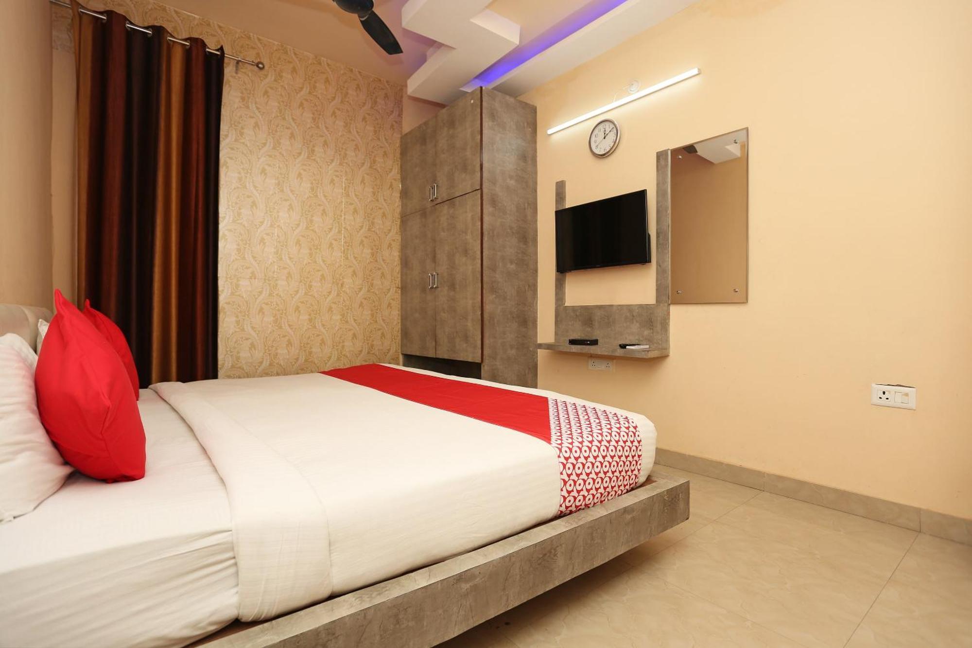 Oyo Flagship Hotel Krishna Chinhat Kültér fotó