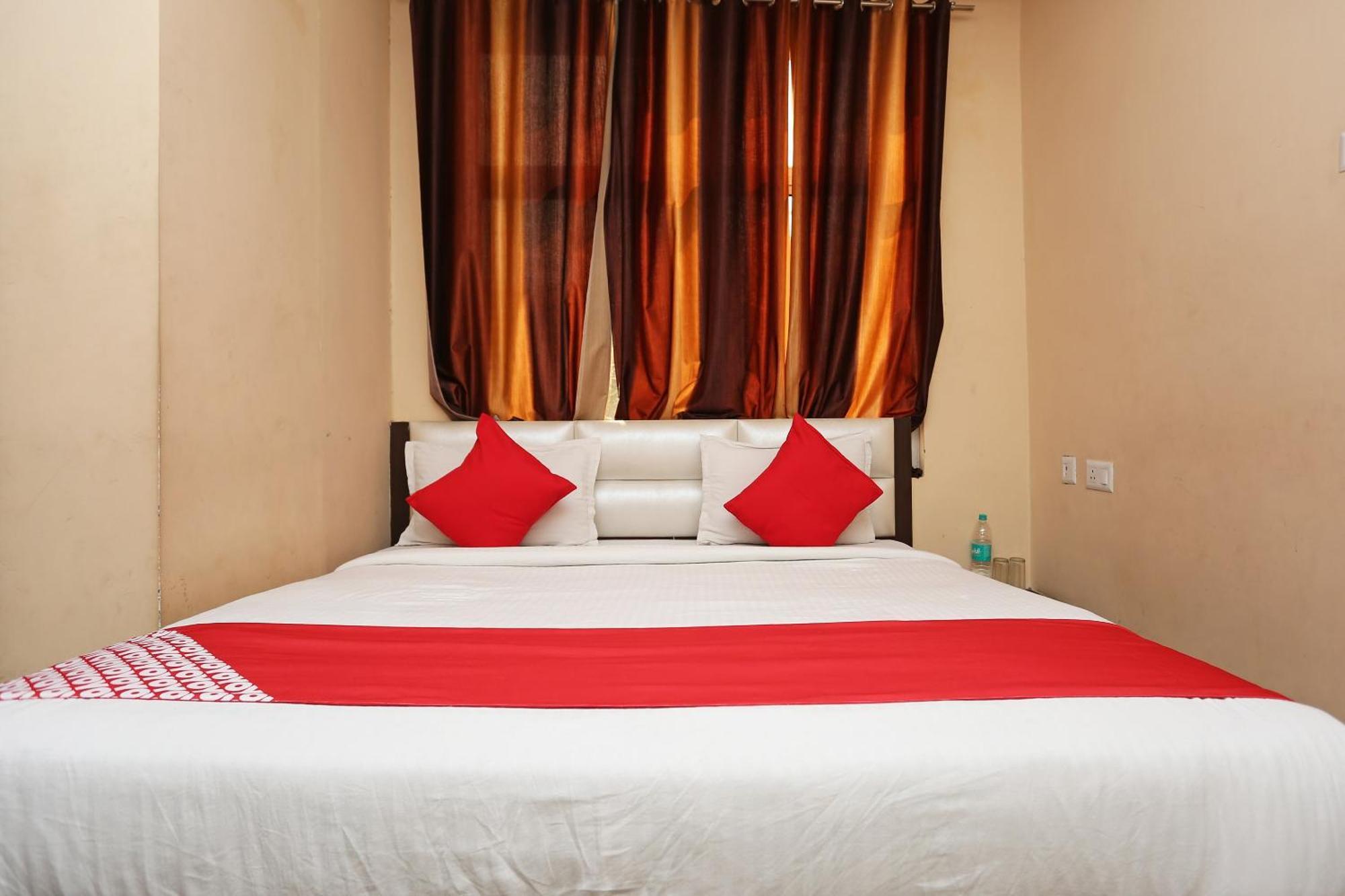 Oyo Flagship Hotel Krishna Chinhat Kültér fotó